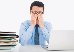 近視及散光等視力問題十分常見，要戴上眼鏡才能看清事物。（iStockphoto圖片）